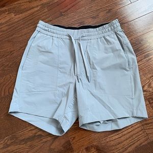 Lululemon Bowline Short 5” inseam Rhino Grey size Small